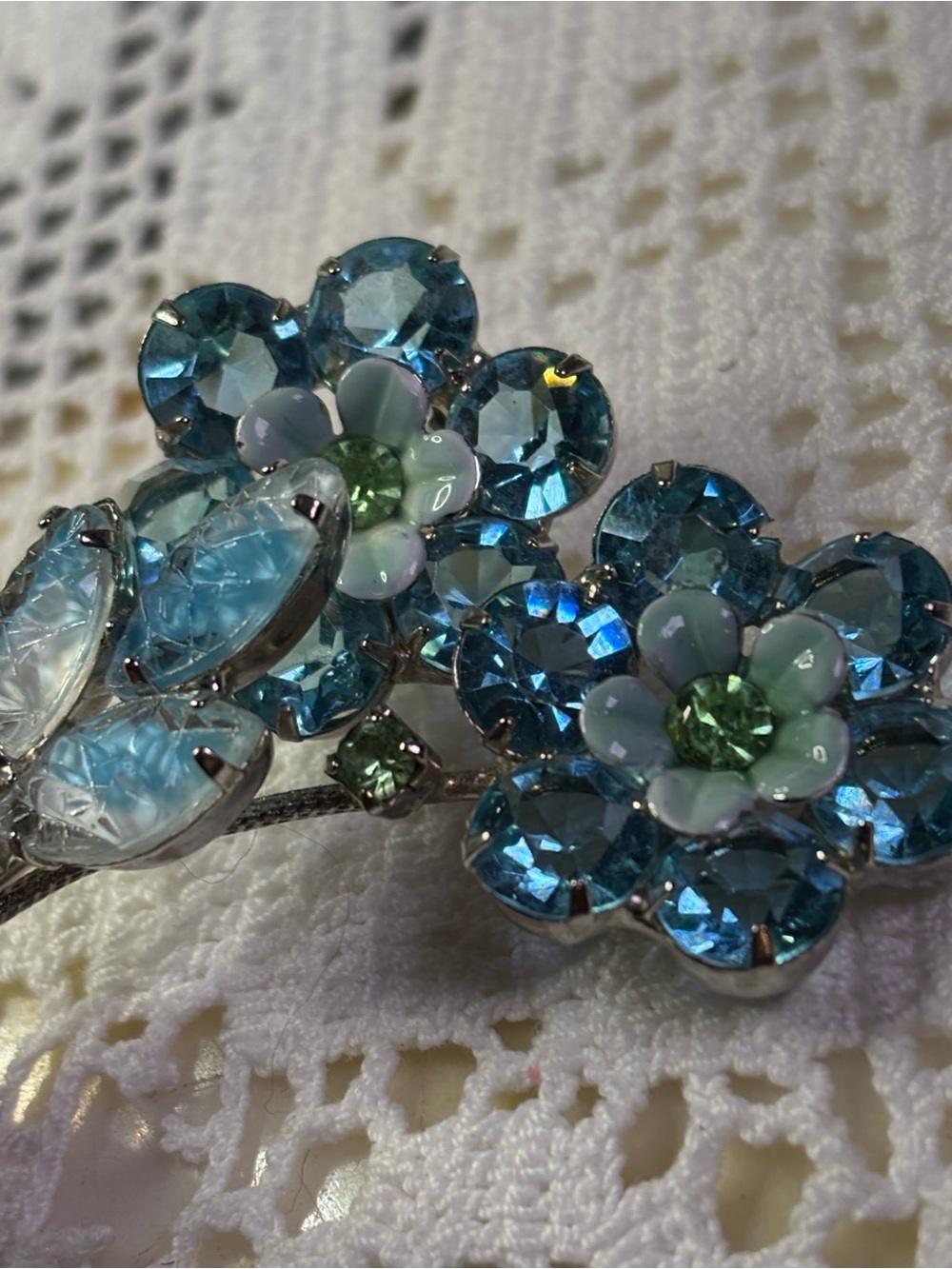 icy blue & green flower brooch - Picture 7 of 9